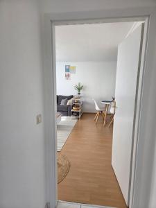 an open door to a living room with a table at Ferienwohnung bei Meißen 