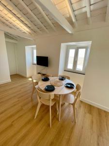 a dining room with a table and chairs in a room at Casa do Nitsa in Corvo