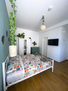 una camera da letto con un letto e una televisione di B&B Sunny's House a Bologna