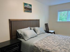 a bedroom with a bed and a desk and a window at Sunshine garden 5 bedrooms2 living rooms3 bathrooms1 kitchen in Aldergrove