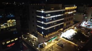 安曼Diamond Hotel的夜晚高楼高空的景色