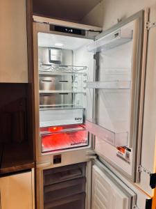 サラエボにあるVista Knoll Apartmentのキッチンにあるドアが開いたままの空の冷蔵庫
