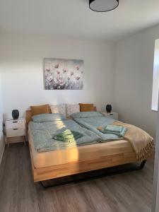 Postel nebo postele na pokoji v ubytování Lichtdurchflutete Ferienwohnung im Erholungsort Tarp
