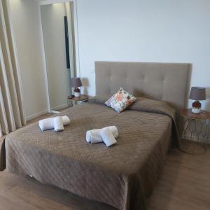 1 Schlafzimmer mit 2 Handtüchern auf einem Bett in der Unterkunft Paradise Point Sea & Mountain view in Estreito da Calheta + 11 Fotos