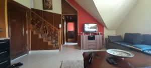 a living room with a couch and a tv at Avec piscine 06-17-61-38-73 in Ifrane