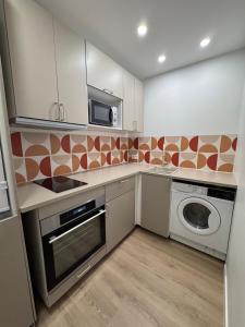 a kitchen with a microwave and a washer and dryer at Appartement Cosy Bord de mer in Le Pradet +11 photos