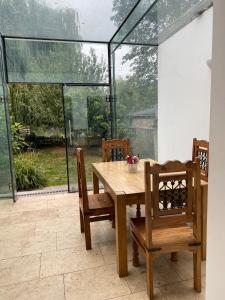 Patio nebo venkovní prostory v ubytování Riverside central 3 bedroom house