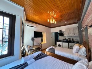 TV a/nebo společenská místnost v ubytování MorAgop Suites