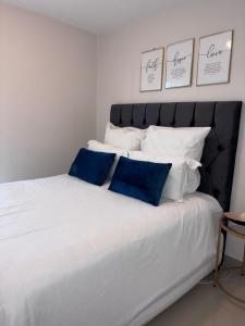 Postel nebo postele na pokoji v ubytování La Casa Belle Millennial, Umhlanga, Durban