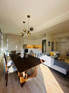 Kuchyň nebo kuchyňský kout v ubytování SitiaHeights Apartment