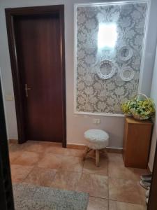 ティラナにあるCenter Luxury Apartmentの廊下(ドア、椅子、窓付) +2枚の写真
