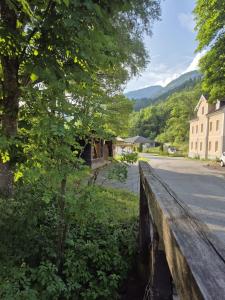 PenkにあるApartment am Flussの道路脇の木塀