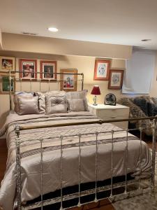 Ruang duduk di Charming 1-bedroom Basement Close to DC Pets Allowed