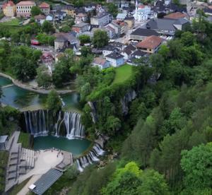 Una vista aérea de un pueblo con una cascada. en Dinn, en Jajce