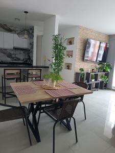 una sala da pranzo con tavolo e sedie e una cucina di Espectacular Apto de 3 Habitaciones con piscina y parqueadero gratuito excelente relacion calidad precio a Girardot