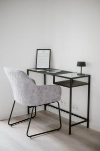 a desk with a chair and a laptop on it at Panorama-Seeblick, Privater Steg, Balkon, Parkplatz in Plön