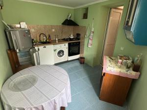 Кухня или мини-кухня в Borjomi Cozy Cottage
 +6 фотографий