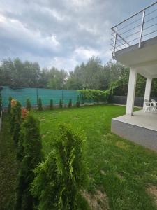 un patio con césped verde y valla en Villa Srebrena, en Sarajevo