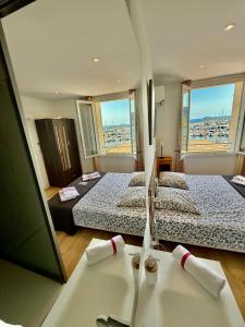 En eller flere senge i et værelse på Appartement vue mer sur le port de Sanary