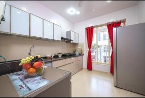 ロナバラにあるVilla Priyadarshiのキッチン(カウンターにフルーツを入れた器付)
