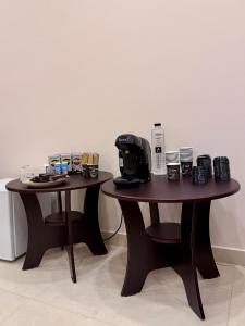 Příslušenství pro přípravu čaje a kávy v ubytování Hotel DAMAD
