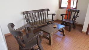 una habitación con 3 sillas, un banco y una mesa en Posada De Los Santos Hotel Rural, La Candelaria, en Ráquira