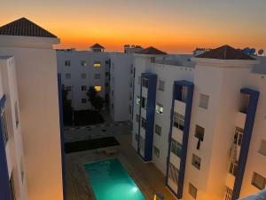 an aerial view of a building with a swimming pool at Apartamento Familiar con Piscina en Bayt Al Bahr Asilah in Asilah