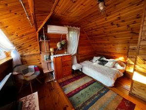 einen Blick über ein Schlafzimmer in einem Blockhaus in der Unterkunft Domek Nowy Lubiel in Lubiel Stary