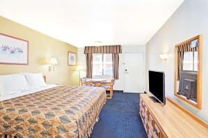 Habitación de hotel con cama y TV de pantalla plana. en Travelodge by Wyndham Banning Casino and Outlet Mall en Banning
