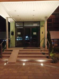 ブィドゴシュチュにあるRB Rooms&Apartmentsの大きなガラス戸付きの建物の入口 +83枚の写真