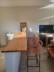 a group of chairs sitting around a kitchen counter at Abrilalquilertemporario in Piñero