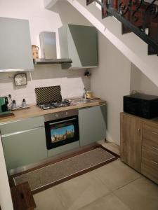 una cocina con estufa y fregadero en Joy House, en Palermo