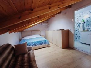 Ένα ή περισσότερα κρεβάτια σε δωμάτιο στο Stone Guesthouse Kajo Roshnik