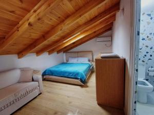Ένα ή περισσότερα κρεβάτια σε δωμάτιο στο Stone Guesthouse Kajo Roshnik +20 φωτογραφίες