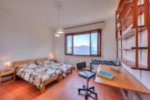 ein Zimmer mit einem Bett und einem Schreibtisch und einem Bett und einem Schreibtisch in der Unterkunft La Finestra Sul Lago - Happy Rentals in Stresa