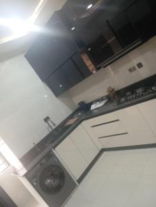 vistas a un baño con lavadora en Executive 4 Bedroom Luxury Apartment, en Enugu