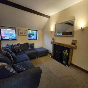 ein Wohnzimmer mit Couch und Kamin in der Unterkunft Swallow cottage in Howden + 15 Fotos