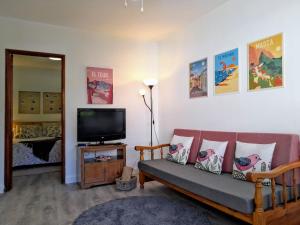 a living room with a couch and a flat screen tv at Casa Ascensión del Mar in San Andrés
