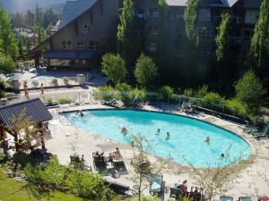 una vista aérea de una piscina en un hotel en XL Luxury Penthouse Ski-in Ski-out The Aspens, en Whistler
