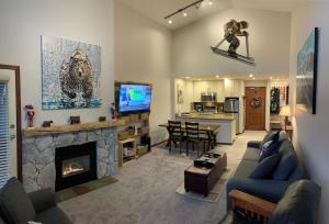 Una sala de estar con un sofá y una chimenea. en XL Luxury Penthouse Ski-in Ski-out The Aspens, en Whistler