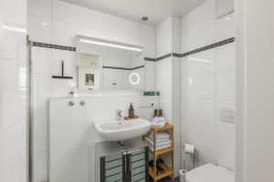 Bilik mandi di Kalina Suites - Apartment am Rhein, Nähe BASF, AbbVie, Uni MA +35 gambar