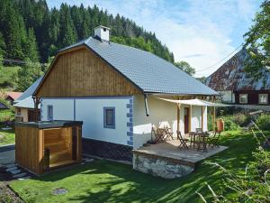 MotyčkyChalupa pri Donovaloch so saunou的一个小房子,设有门廊和庭院