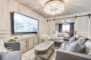 Istumisnurk majutusasutuses Elegant One-bedroom Suite With On-site Jacuzzi