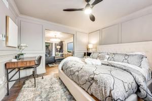 Voodi või voodid majutusasutuse Elegant One-bedroom Suite With On-site Jacuzzi toas +30 fotot