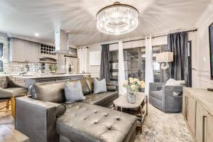 Istumisnurk majutusasutuses Elegant One-bedroom Suite With On-site Jacuzzi