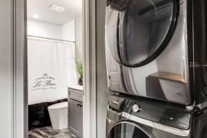 Ένα μπάνιο στο Lovely 1-br Condo W Hot Tub & Patio Pool Access