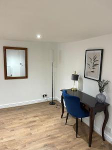 リーズにあるModern One-bed Flat in Armleyのデスク、壁掛け鏡が備わる客室です。 +3枚の写真