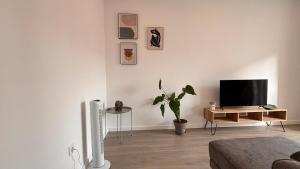 Una sala de estar con un televisor de pantalla plana y un sofá. en Charming Baixa VI - 2 Room Apt, en Lavradio