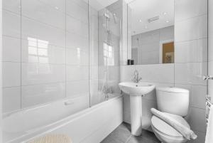 Koupelna v ubytování NEW! Stylish 2BR Retreat Presented by Clarendon Stays, Private Parking, North Leamington