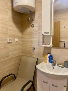 Baño pequeño con lavabo y silla en Wonder home, en Sutomore